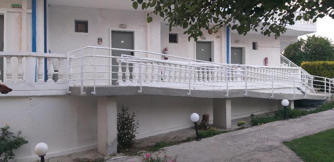 Hotel Paraktio Nea Kallikrateia ภายนอก รูปภาพ